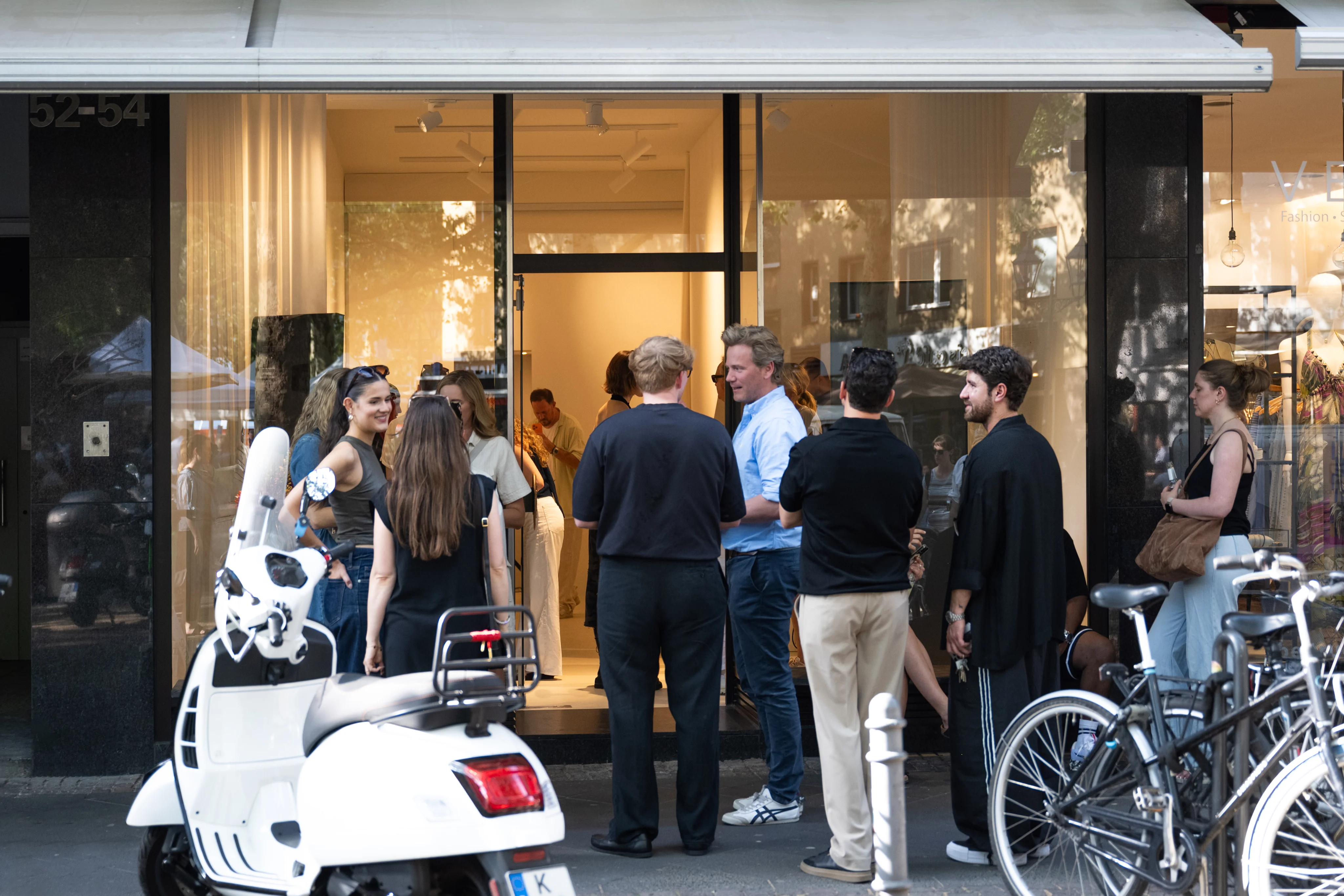 Guests in front of the BENCHMARKED pop-up space on Mittelstraße in Cologne
