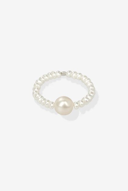 Pearl ring with a large center pearl